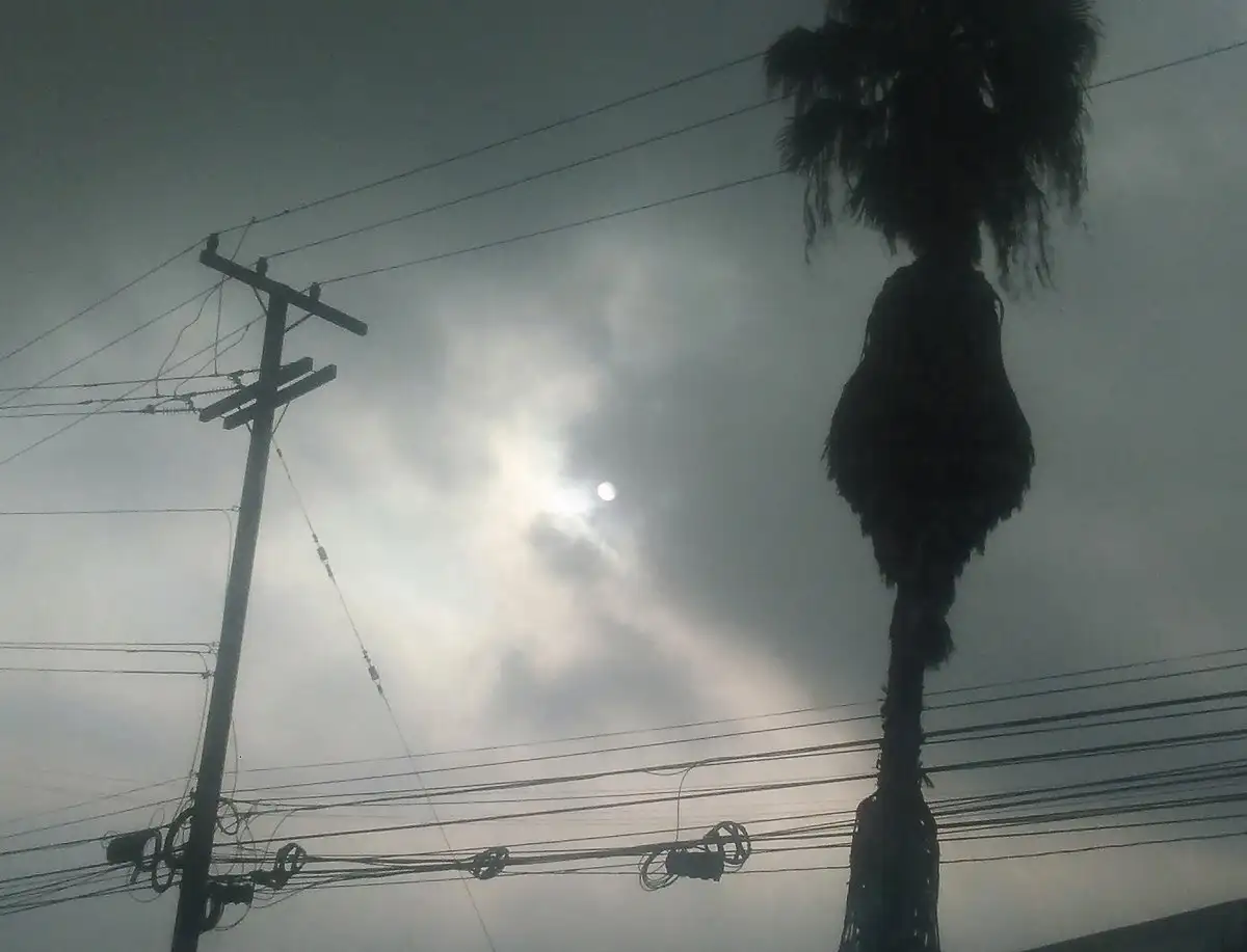 Hier sieht man wie die Sonne durch eine Stratus-Transluzidus-Wolke sichtbar wird.