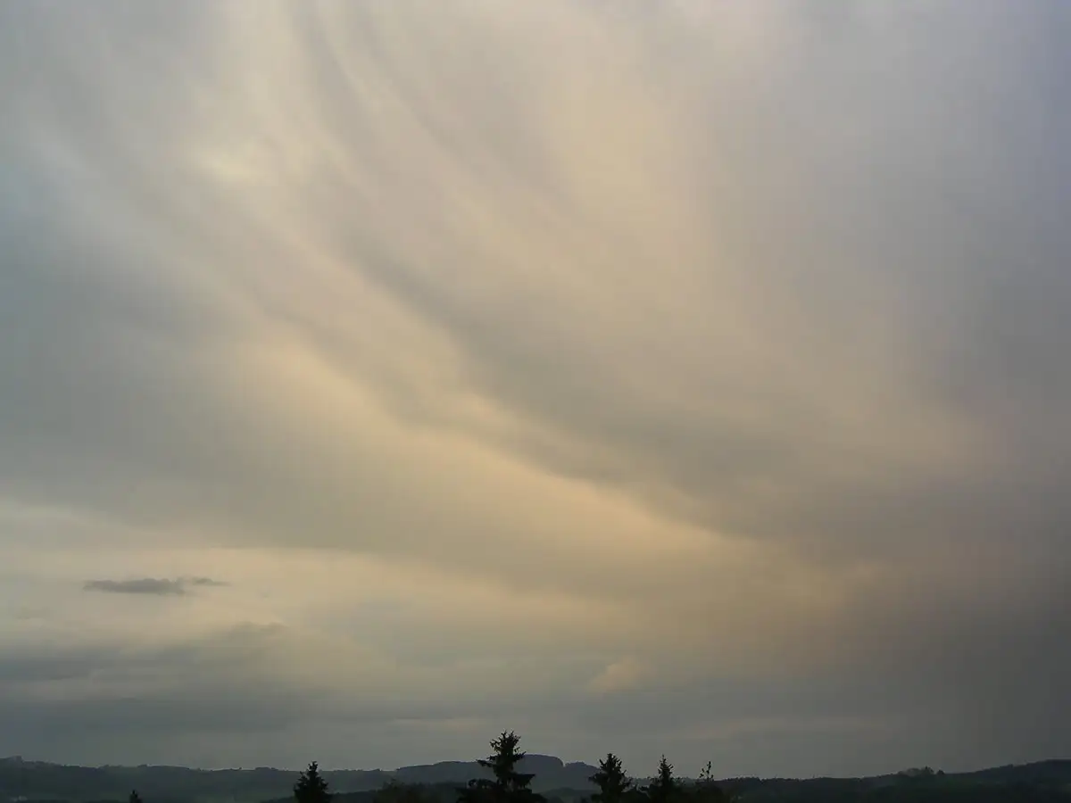 Hier sieht man die Wolkenformation Nimbostratus, kurz bevor es zu regnen beginnt.