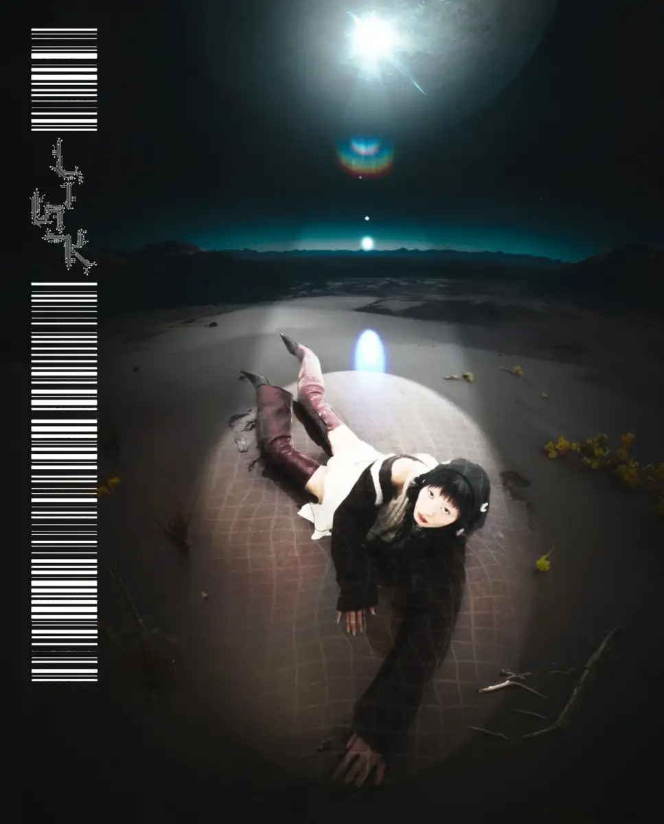 Angelina Mo liegt auf einer surreal beleuchteten futuristischen Landschaft unter einem leuchtenden Planeten. Science-Fiction und Weltraum-Ästhetik. Fotografie von David Jäger.