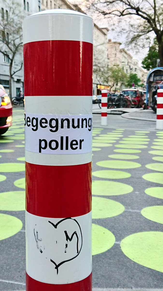 Ein großer Poller, rot weiß