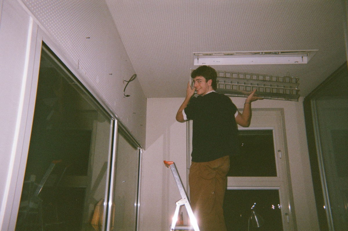 Mitglied am Reparieren einer Deckenlampe