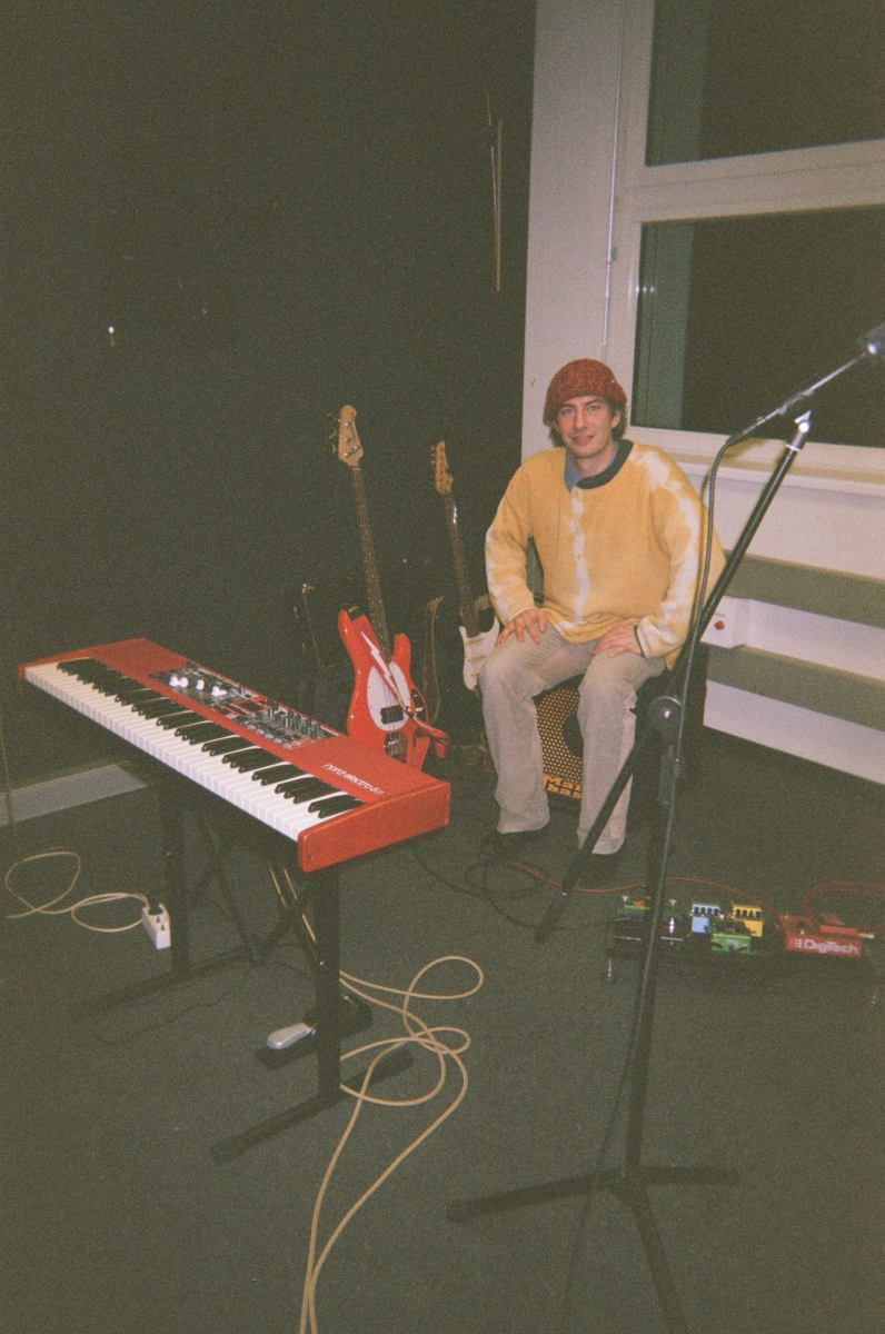 Musiker hinter Keyboard