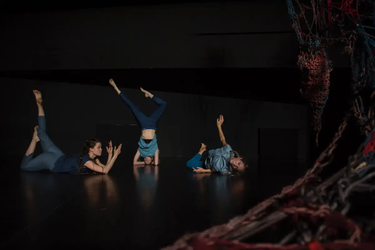 Katie Vickers, Inga Huld Hákonardóttir and Rebecka Stillman bei der Performance "we will have had darker futures".