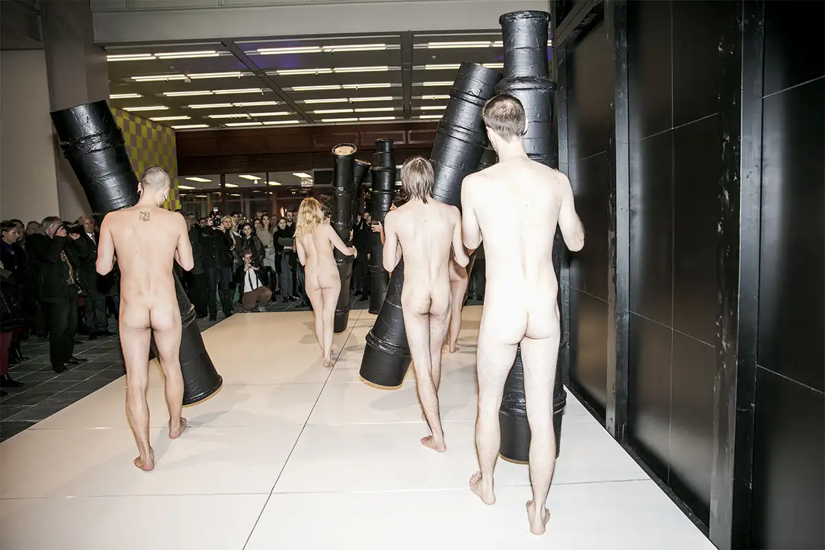 „Paris Refake Sieben Säulen”-Performance