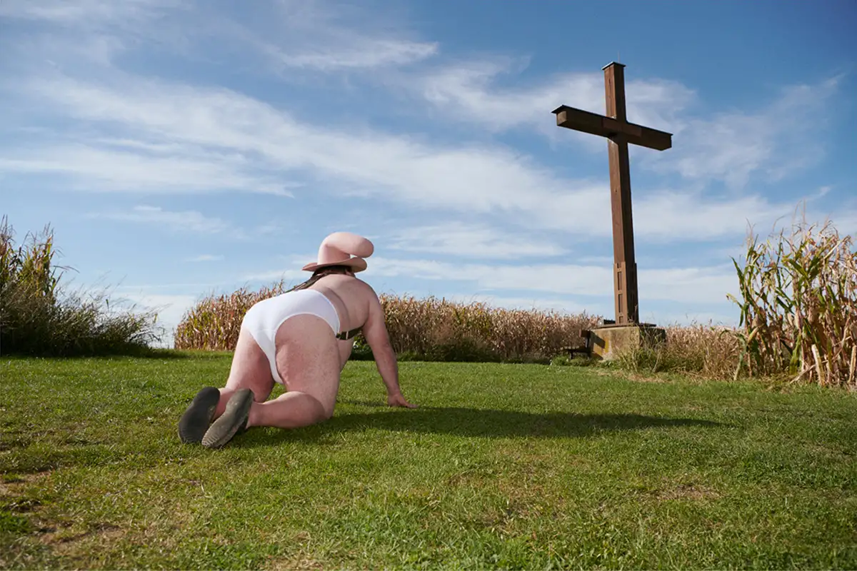 Dieses Bild ist Teil von Hoecks bisher unveröffentlichten Fotoserie „Hard Hat and Soft Hard Hat“, für die der bekannte österreichische Schauspieler Christoph Krutzler (Freud, Vier Frauen und ein Todesfall) vor der Kamera des Fotografen Christian Anwander posierte.