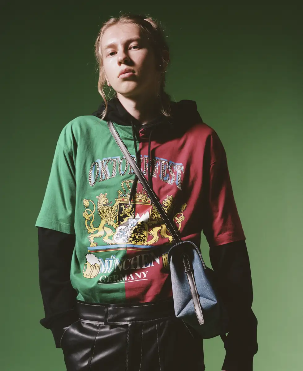 Hoody, Shirt, Pants: Hvala Ilija, Bag: Sagan