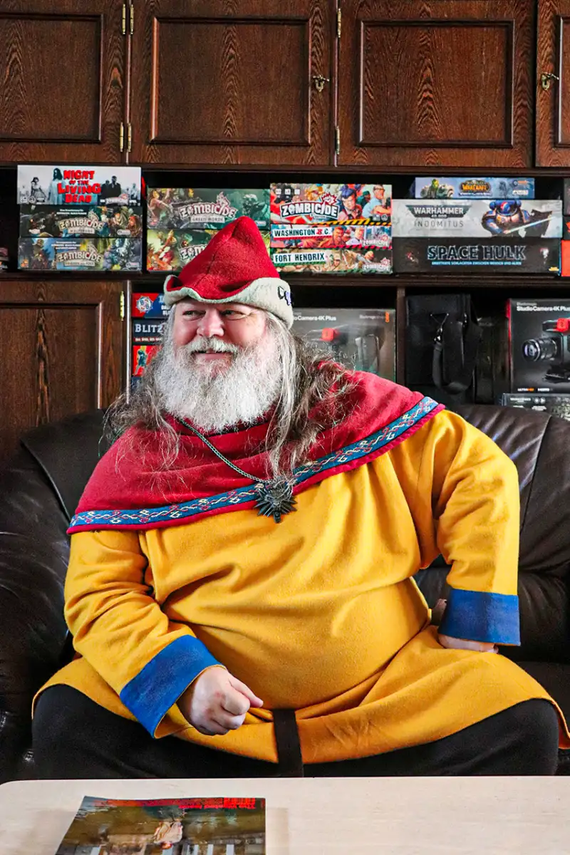 Arnulf Zeilner in bunten Klamotten