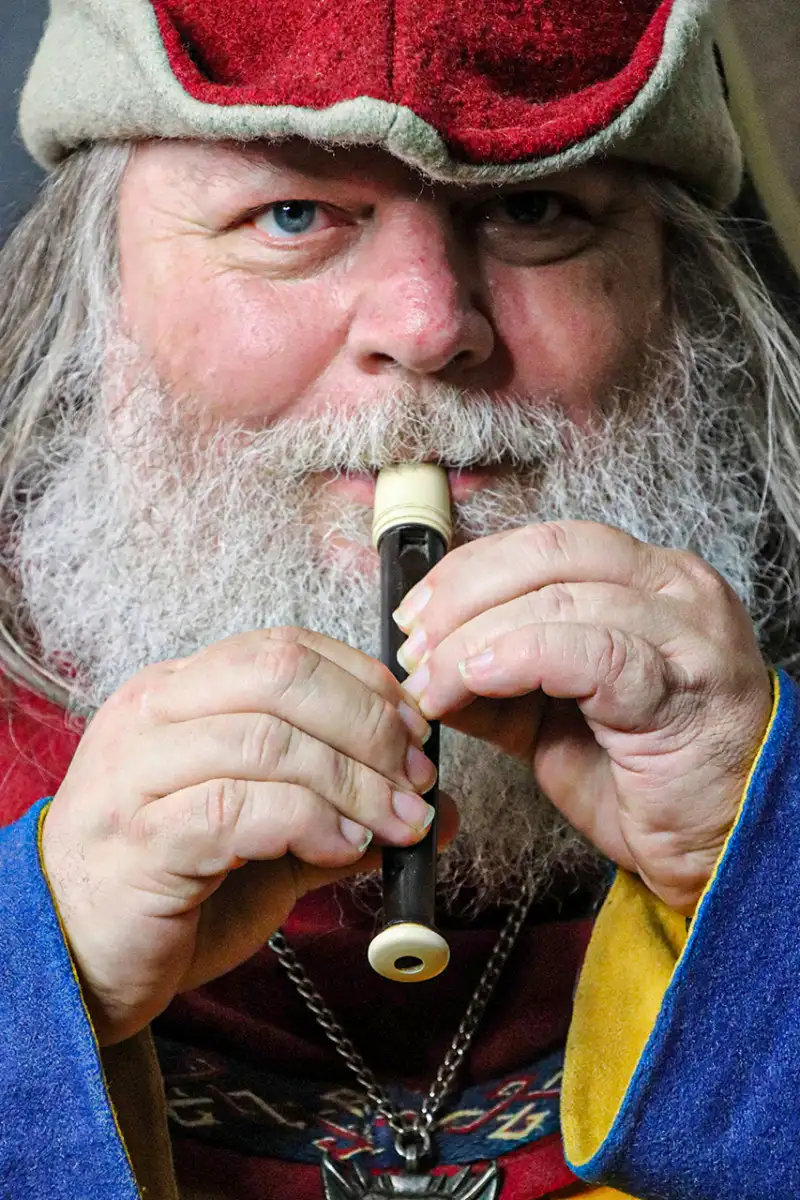 Arnulf Zeilner spielt auf einer Flöte