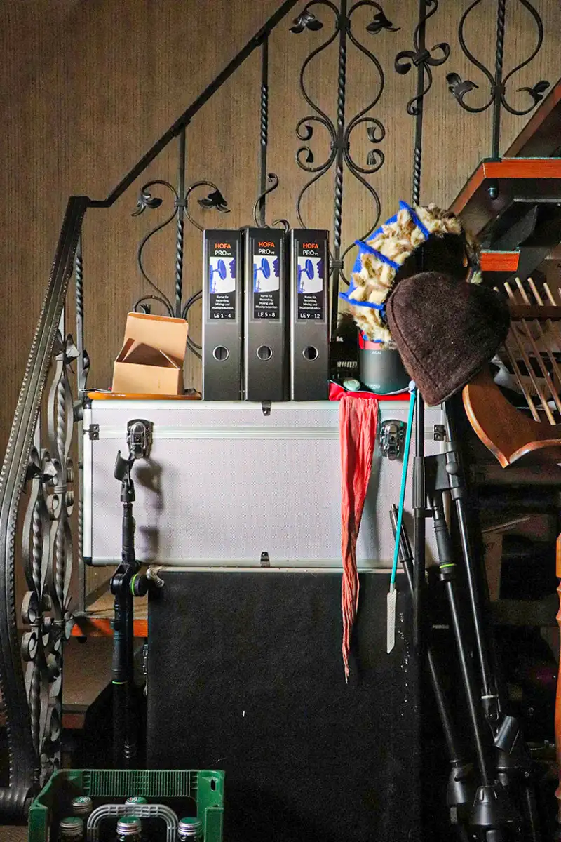 Dinge im Stiegenhaus von Arnulf Zeilner