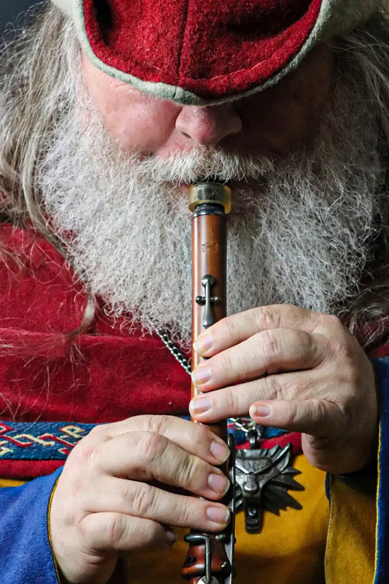 Arnulf Zeilner von Vorne spielt Flöte