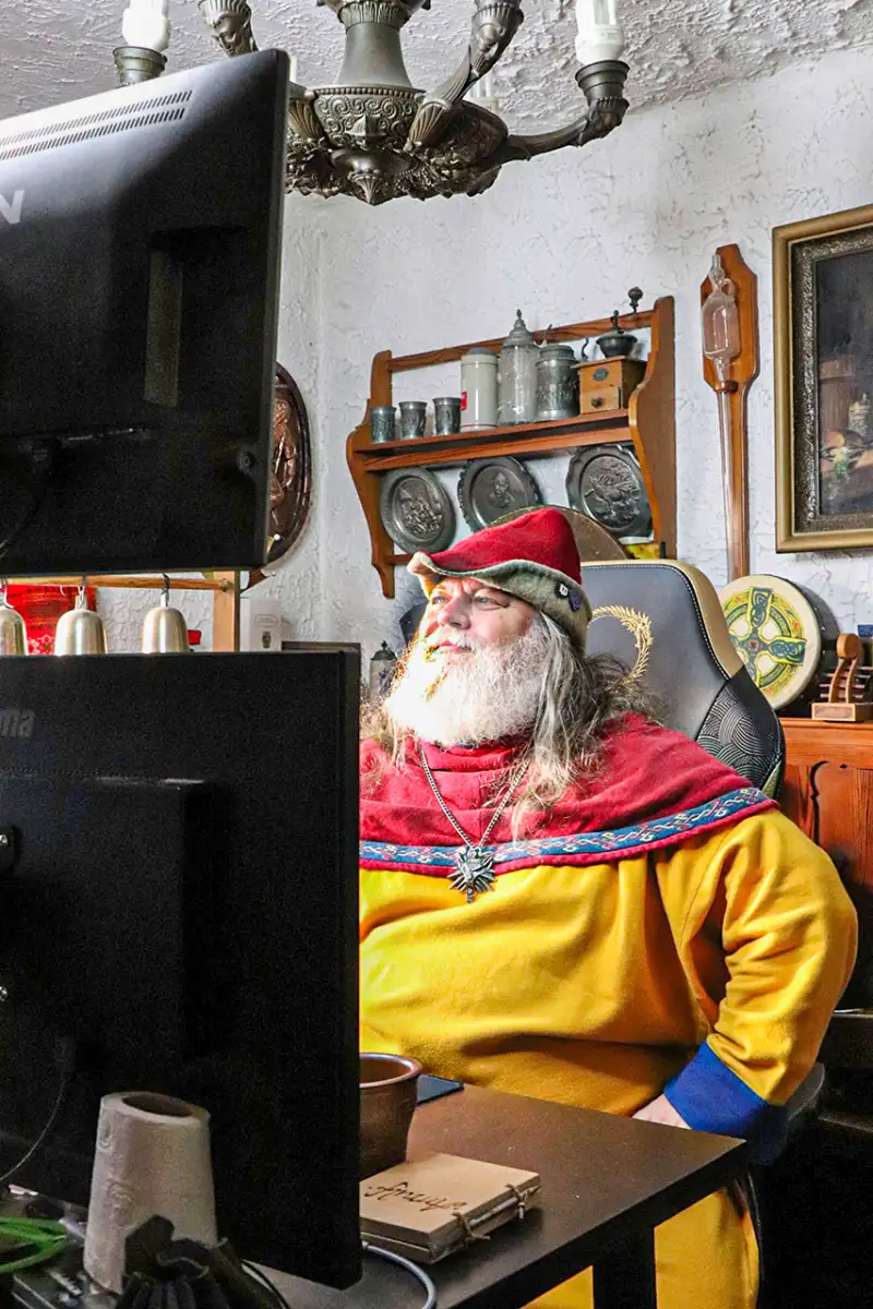 Arnulf Zeilner vor dem Fernseher