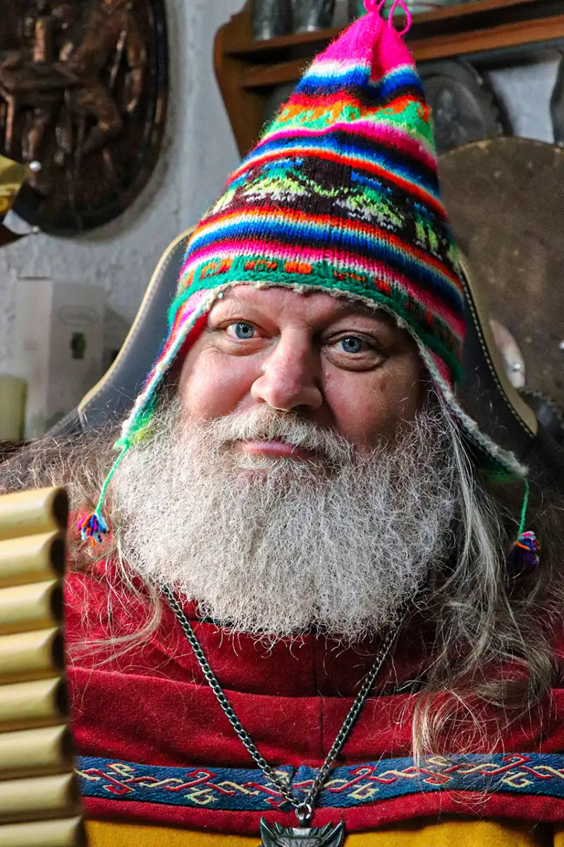 Arnulf Zeilner mit buntem Hut