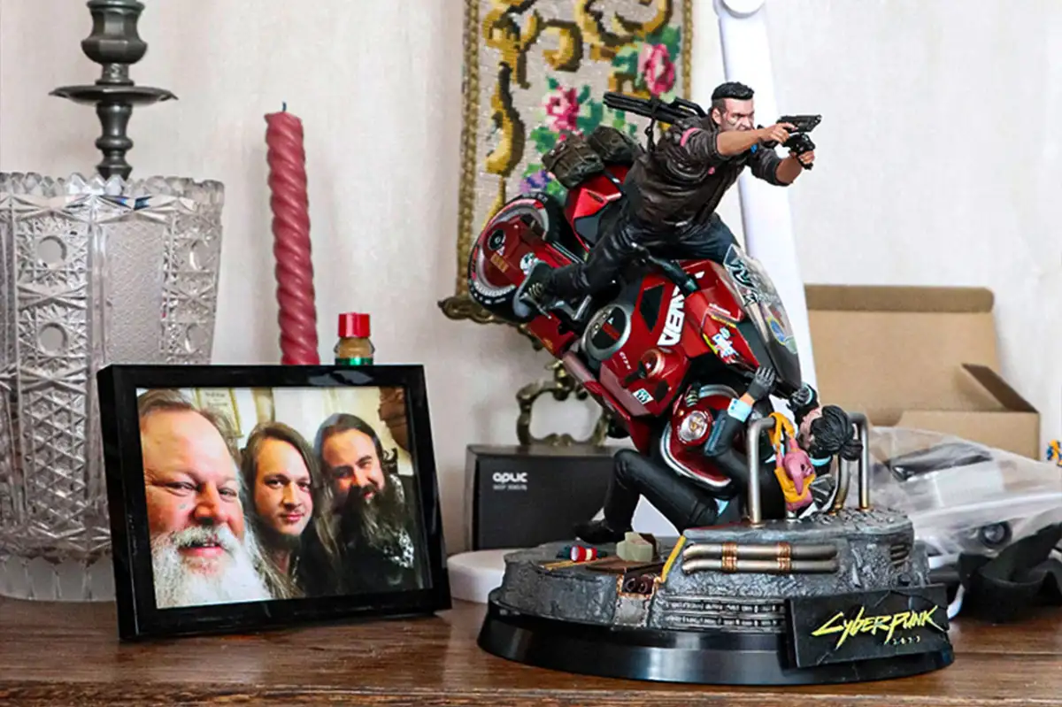 Sideboard mit Gegenständen und Foto von Arnulf