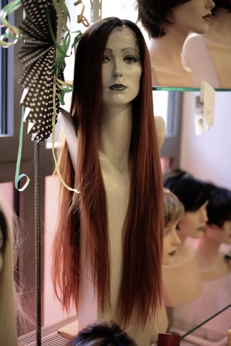 Frauen-Perücke mit langem braun-roten Haar