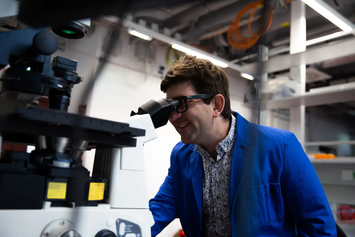 Palacci am Mikroskop