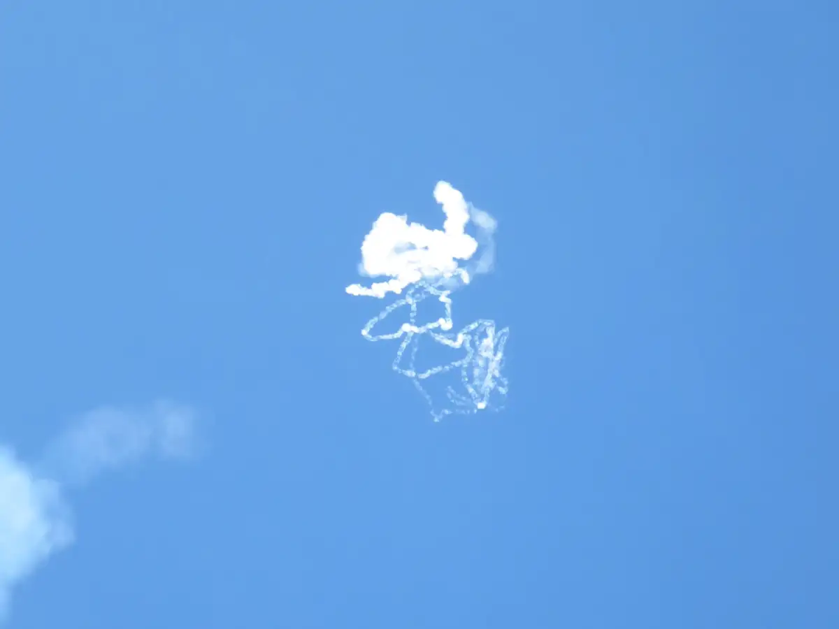 Hellblauer Himmel mit Spiralförmiger Wolke