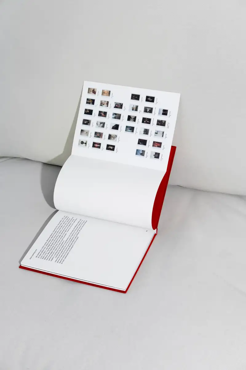 Fotoband "Wigs and Gloves" vom Designbüro Mählerbrandt & Julia Gaes