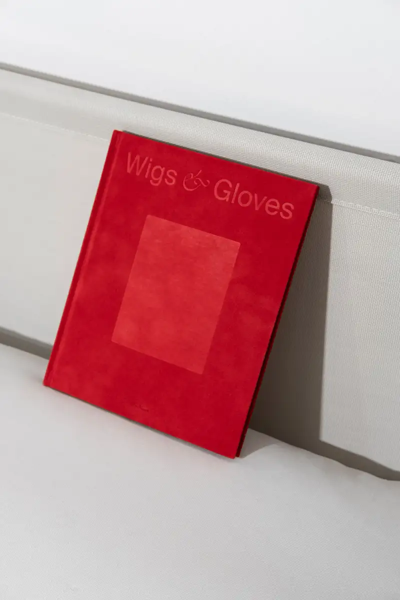 Fotoband "Wigs and Gloves" vom Designbüro Mählerbrandt & Julia Gaes