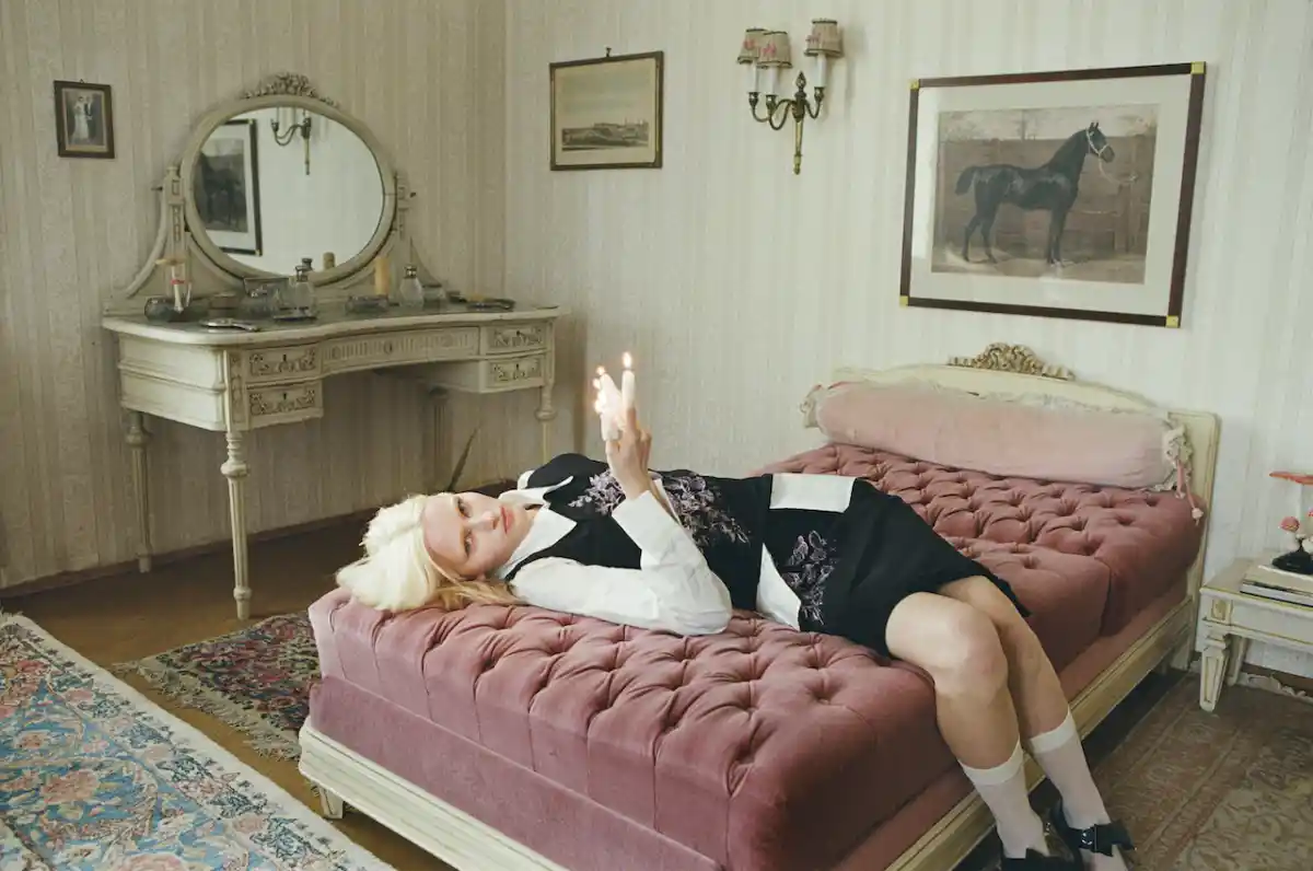 Schlichter Look von Leitner an einem Model auf dem Bett