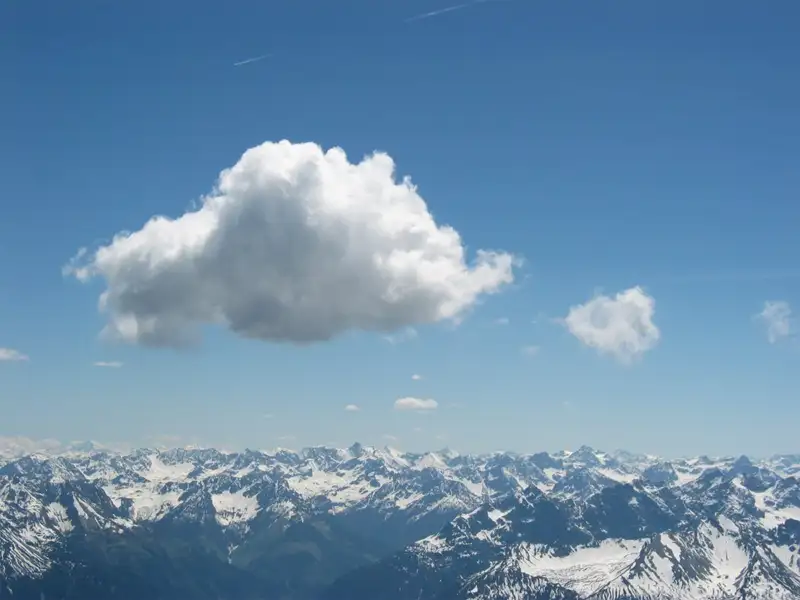 Hier sieht man eine Cumuluswolke über den Lechtaler Alpen in Österreich.