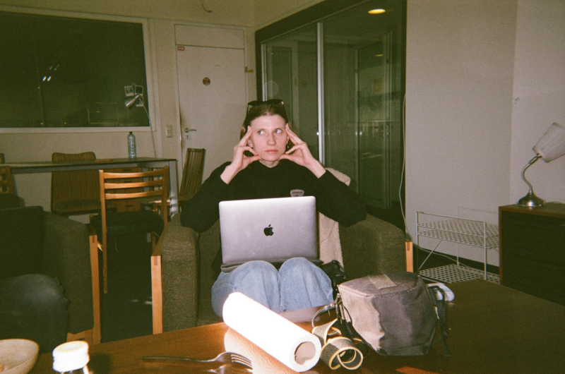 Mitglied vor Laptop