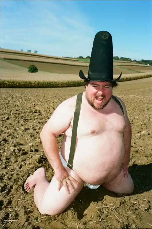 Dieses Bild ist Teil von Hoecks bisher unveröffentlichten Fotoserie „Hard Hat and Soft Hard Hat“, für die der bekannte österreichische Schauspieler Christoph Krutzler (Freud, Vier Frauen und ein Todesfall) vor der Kamera des Fotografen Christian Anwander posierte.