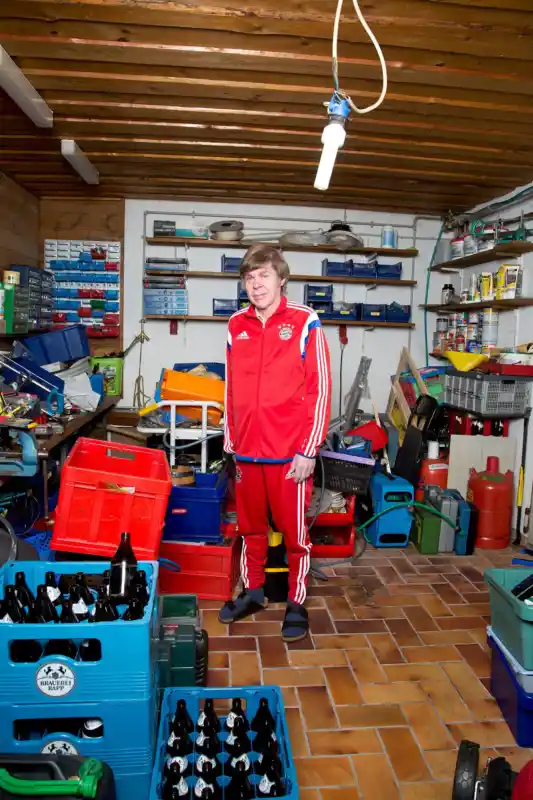 Papa in der Garage