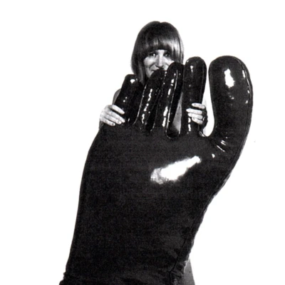 Nicola L mit großem Fuß